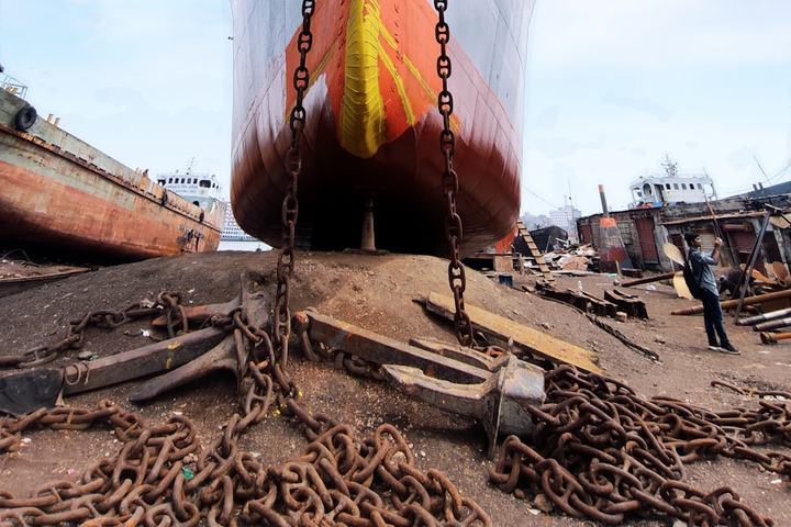 Anchor chains and mooring hardware on a quay — 시안용 임시 사진